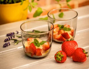 Zabaione mit frischen Erdbeeren und Langnese Wildlavendel- mit Blütenhonig