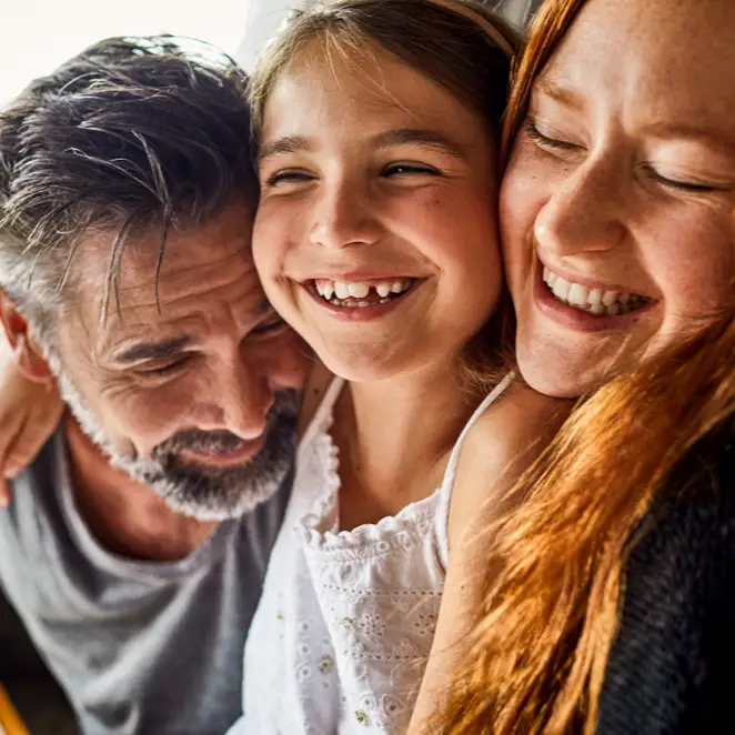 Vater und seine beiden Töchter lachen – Langnese Honig sorgt für gute Laune